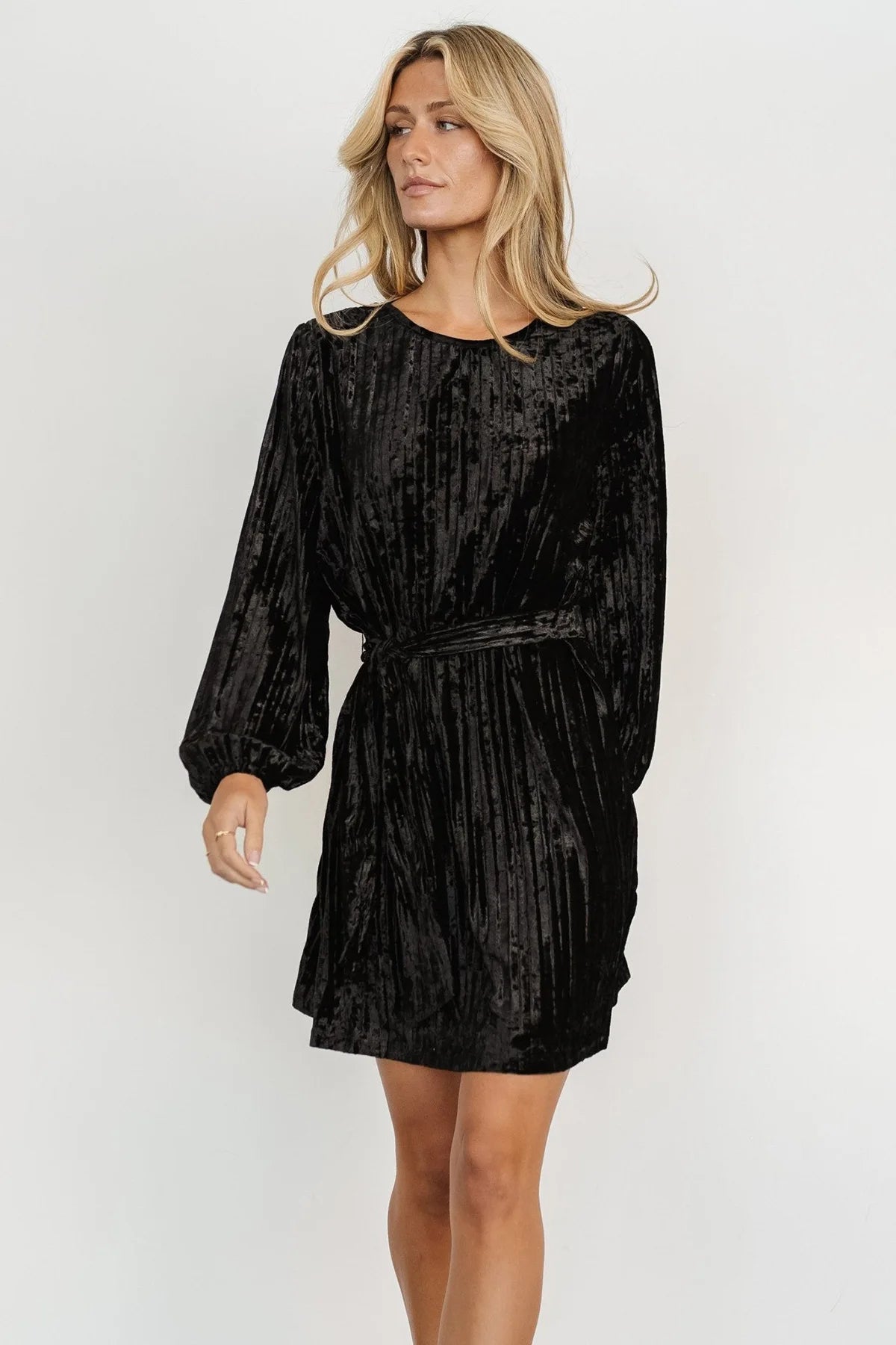 Elegante vestido de terciopelo de manga larga