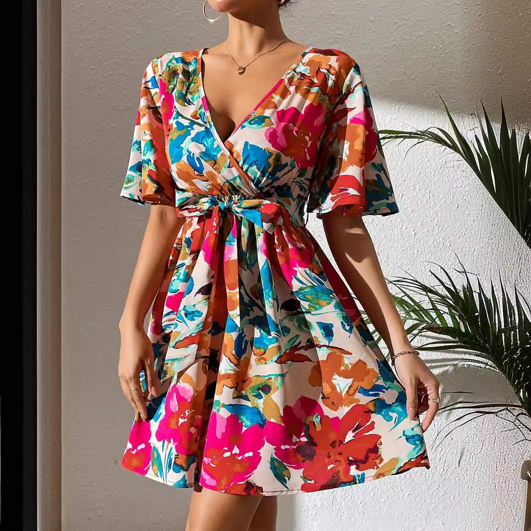 Vestido de mujer con cinturón y cuello cruzado y estampado floral