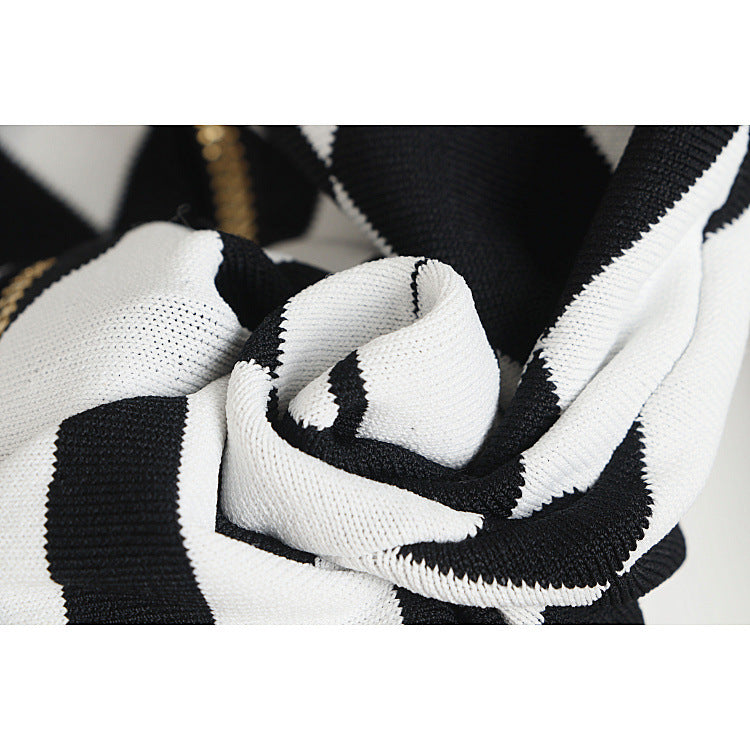 Schwarzes und weißes Plissee-Kleid mit Löwenschnalle und Rautenkaro