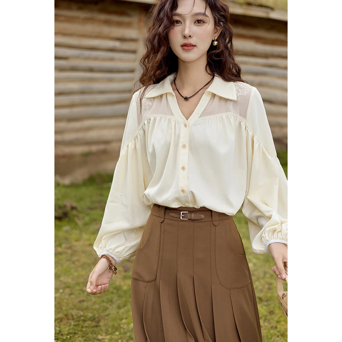 Camisa de gasa con cuello en V y mangas abullonadas bordadas para mujer