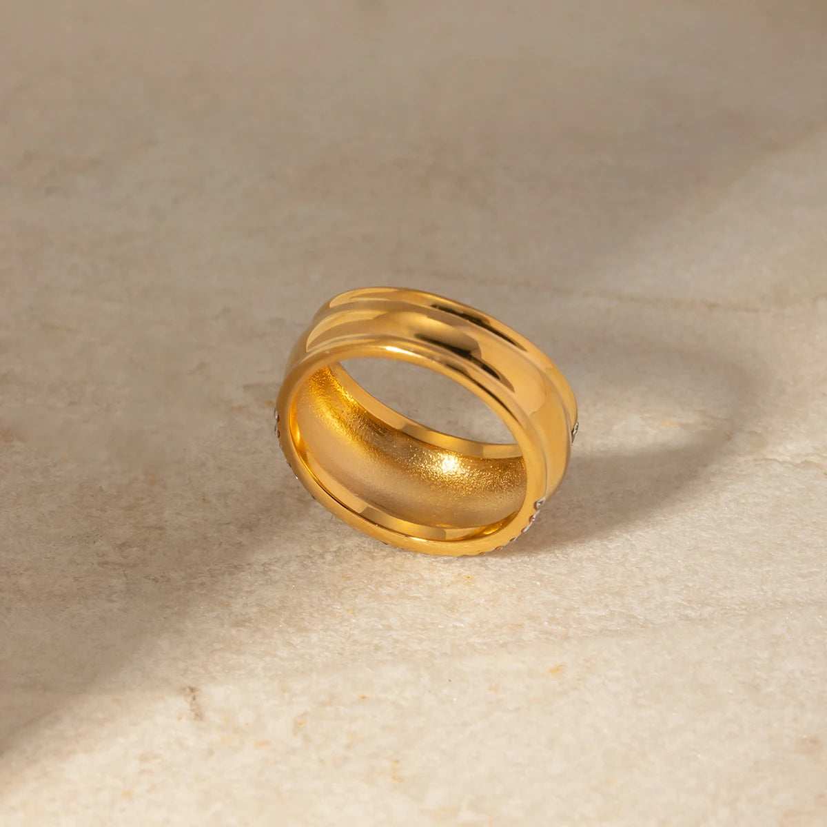 Anillo de acero inoxidable bañado en oro de 18 k con diamantes de imitación