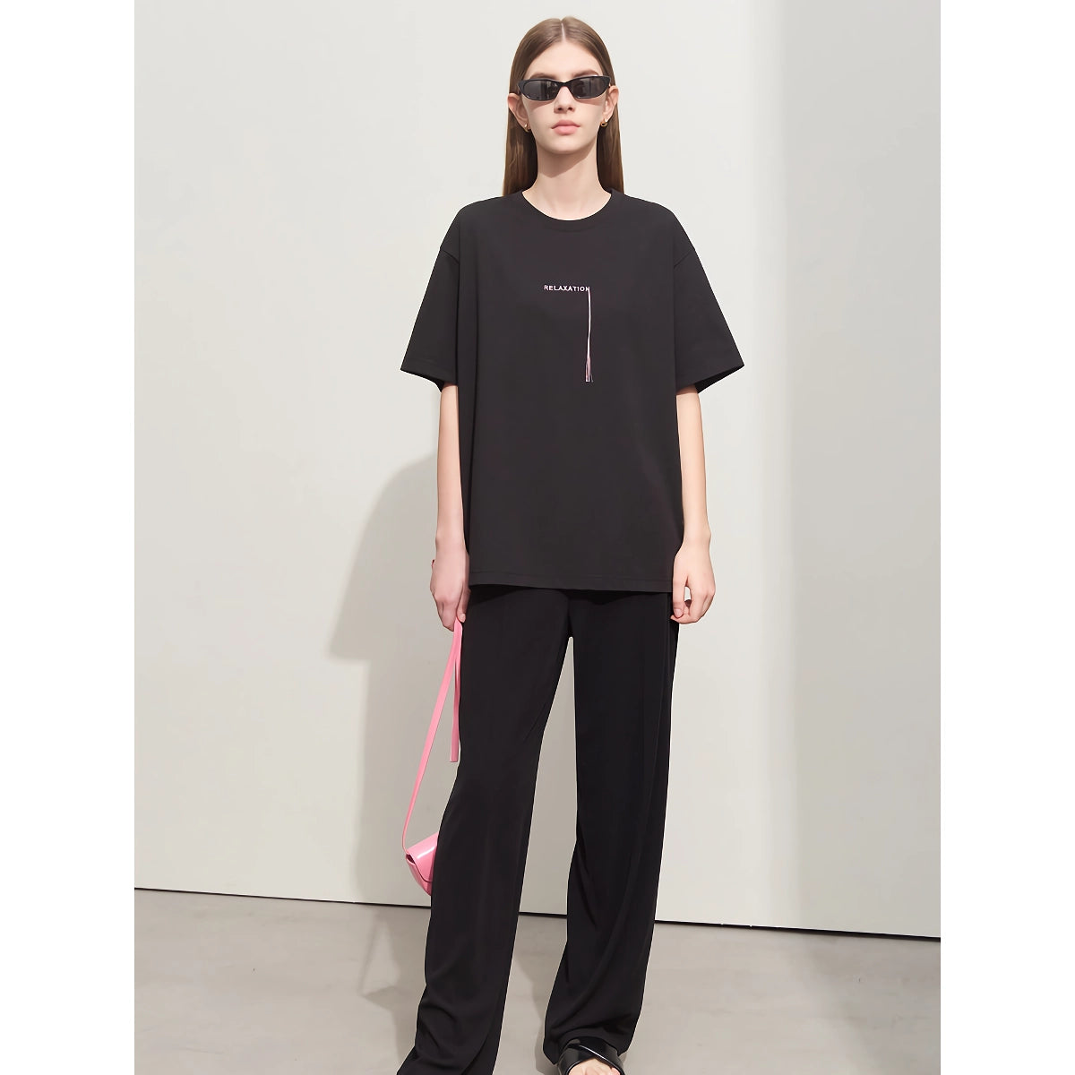 Minimalistisches Damen-T-Shirt mit Quastenstickerei