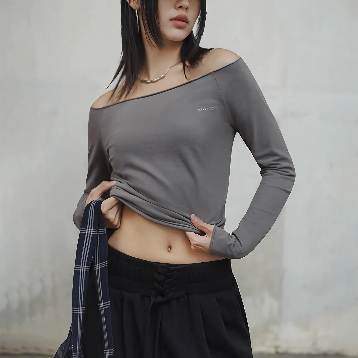 Elegante camiseta gris de manga larga con cuello oblicuo para mujer
