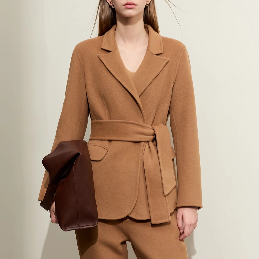 Conjunto minimalista de abrigo de lana y pantalón informal para mujer