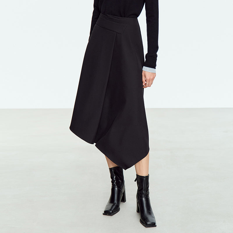 Minimalistischer asymmetrischer A-Linien-Midirock
