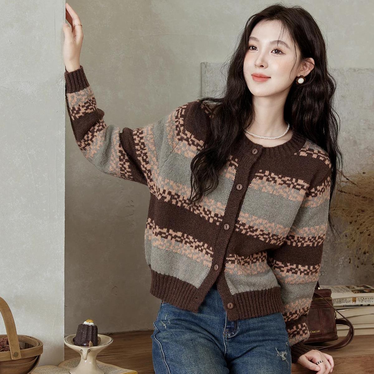 Gestreifte Strickjacke im Retro-Stil