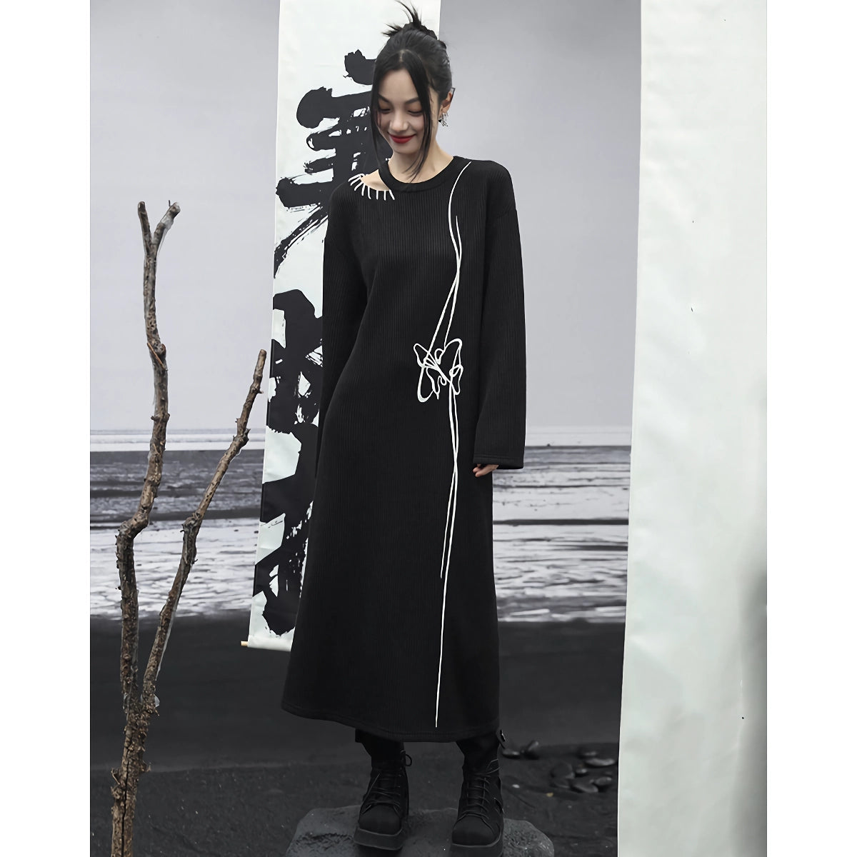 Schickes schwarzes Strickpulloverkleid mit Stickerei für Damen