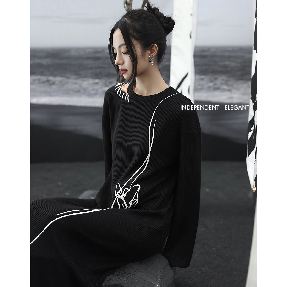 Schickes schwarzes Strickpulloverkleid mit Stickerei für Damen