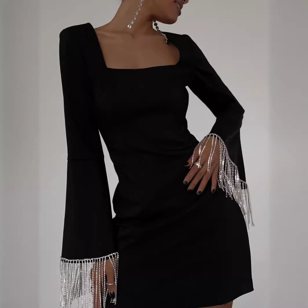 Vestido con mangas acampanadas y espalda hueca con borlas