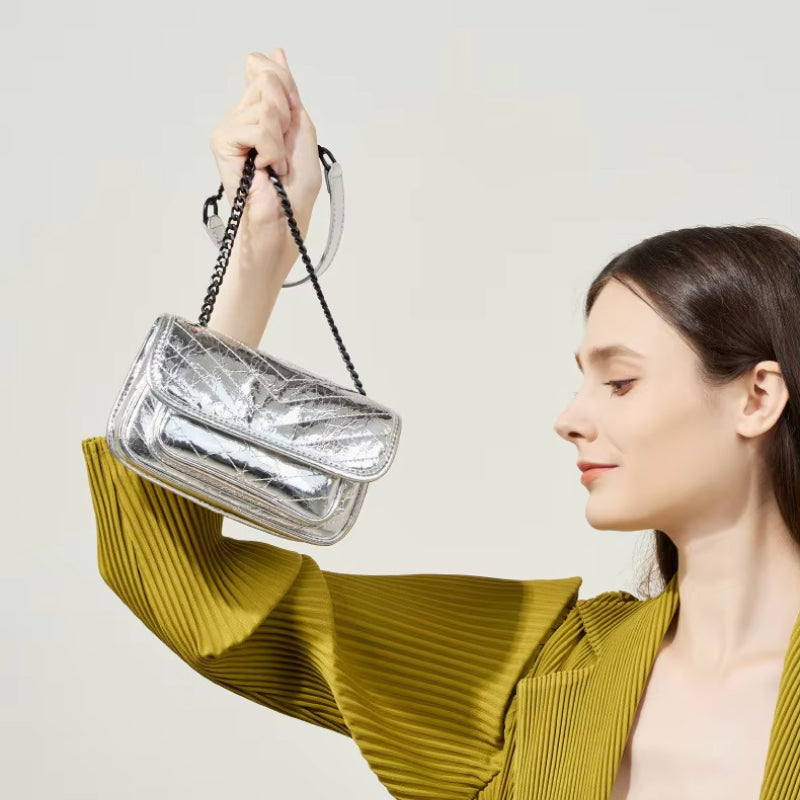 Kleine quadratische Umhängetasche aus echtem Leder