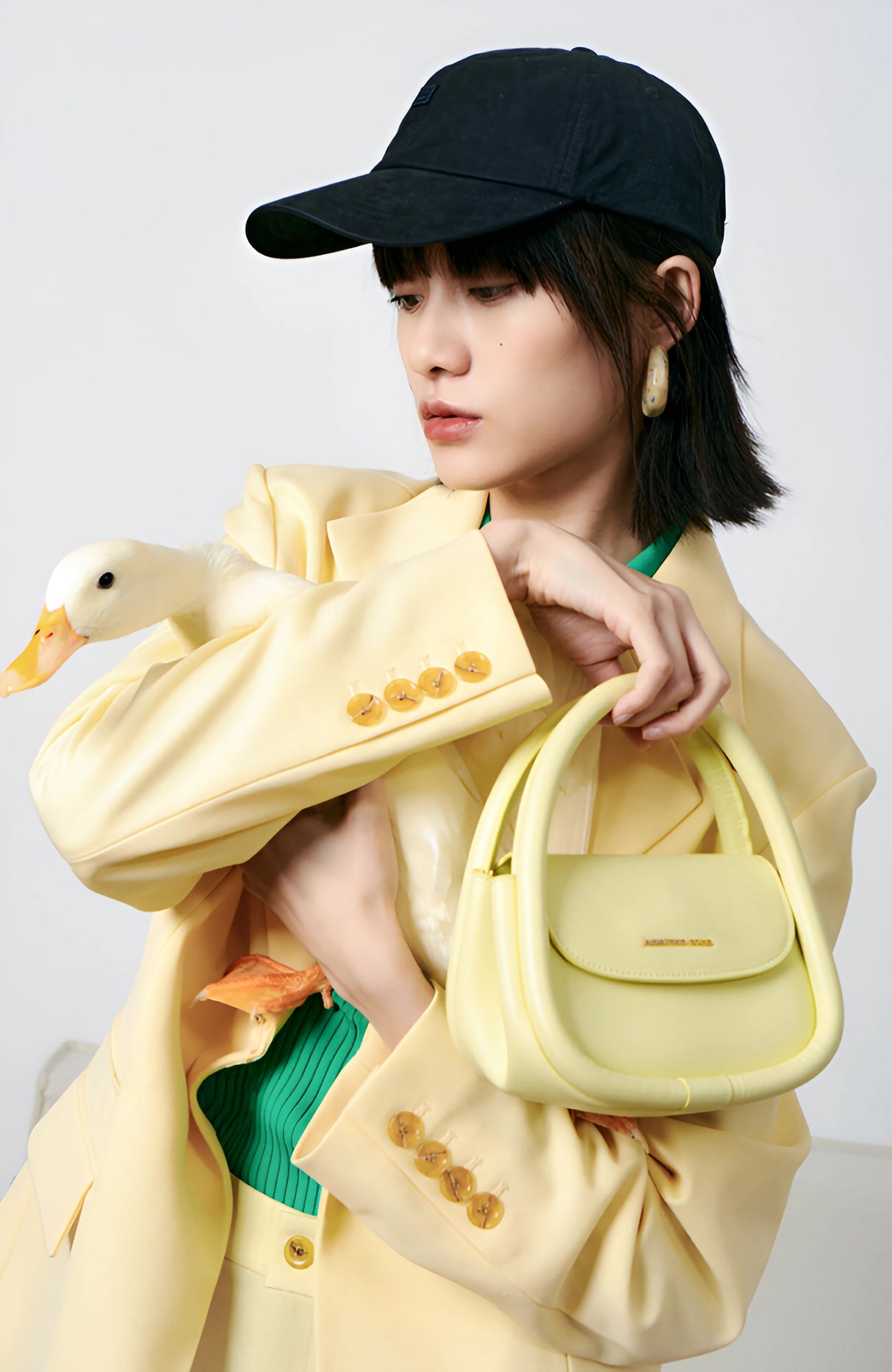 Bolso bandolera trapezoidal mediano de piel