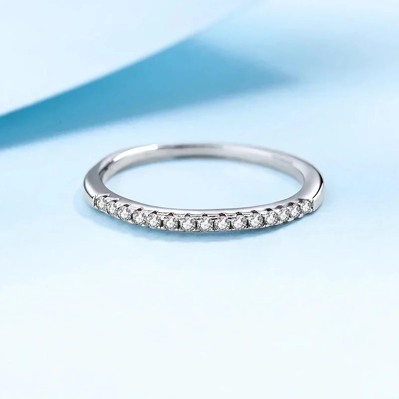 Elegante alianza de eternidad de moissanita