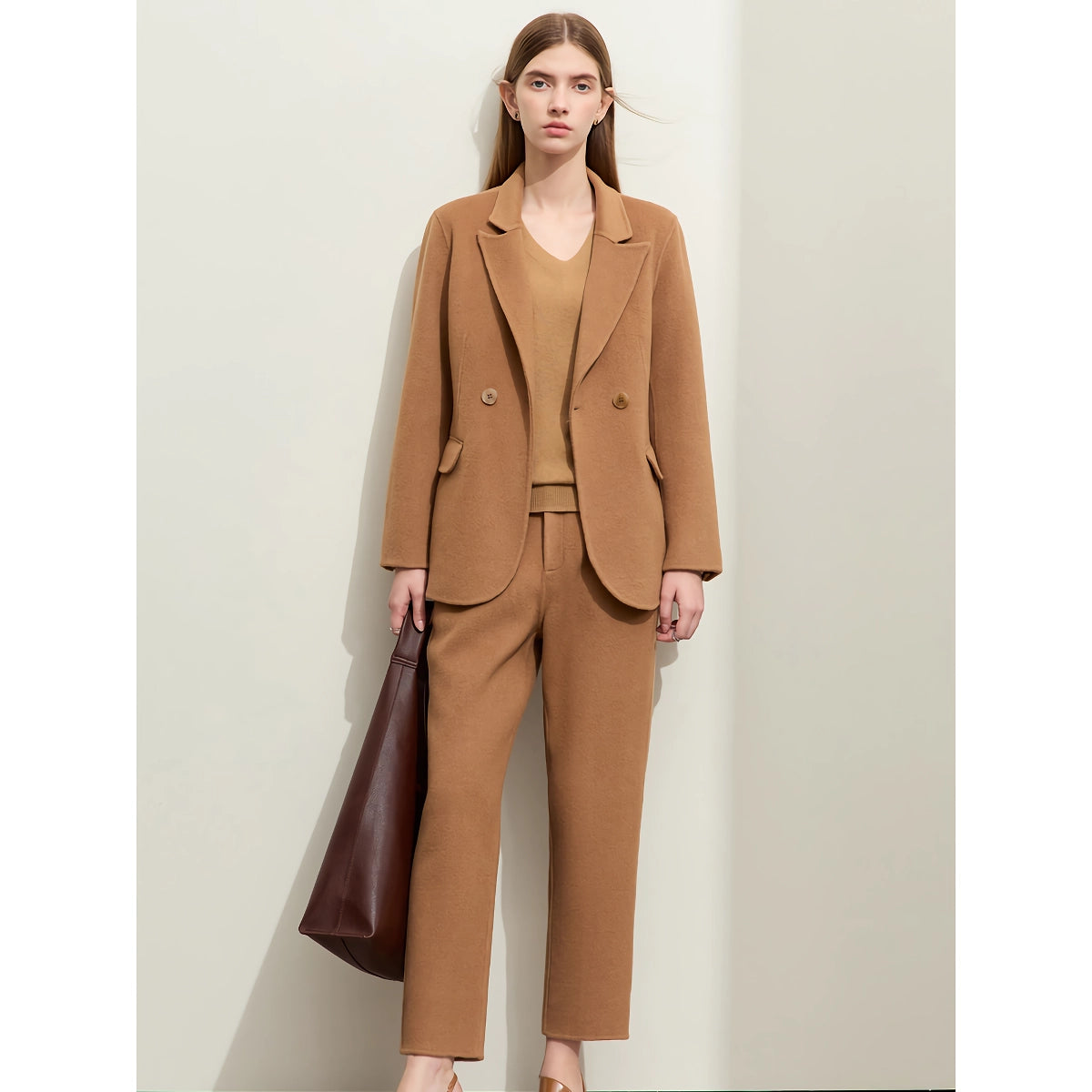 Conjunto minimalista de abrigo de lana y pantalón informal para mujer