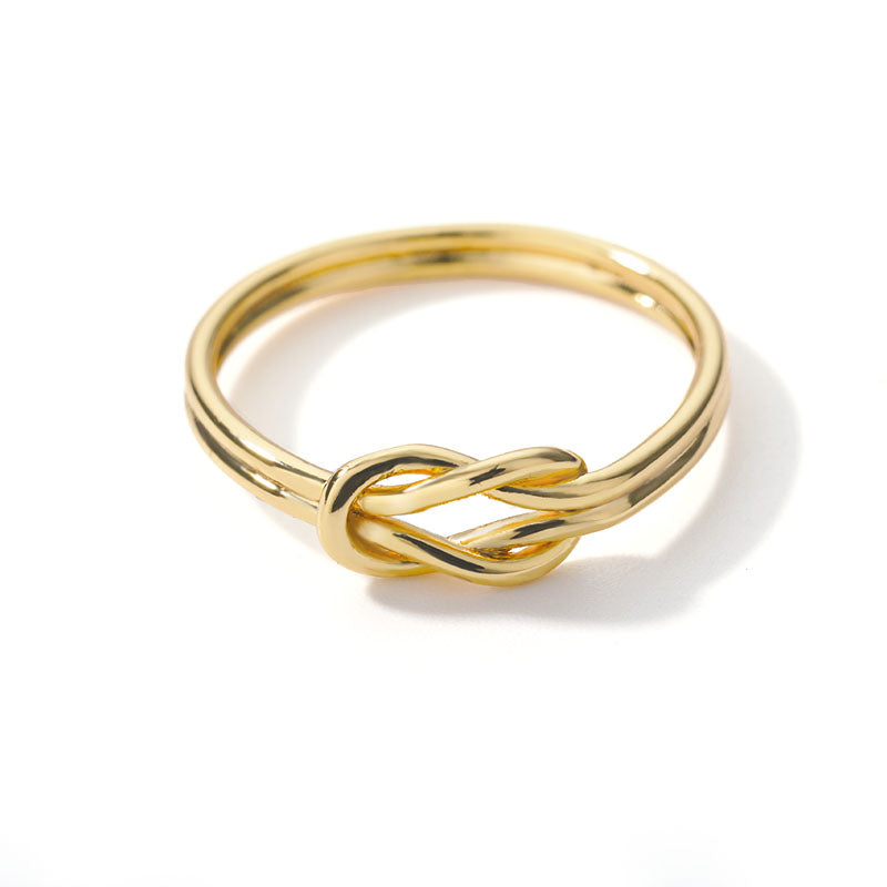 Anillo de acero inoxidable con diseño de espiral dorada