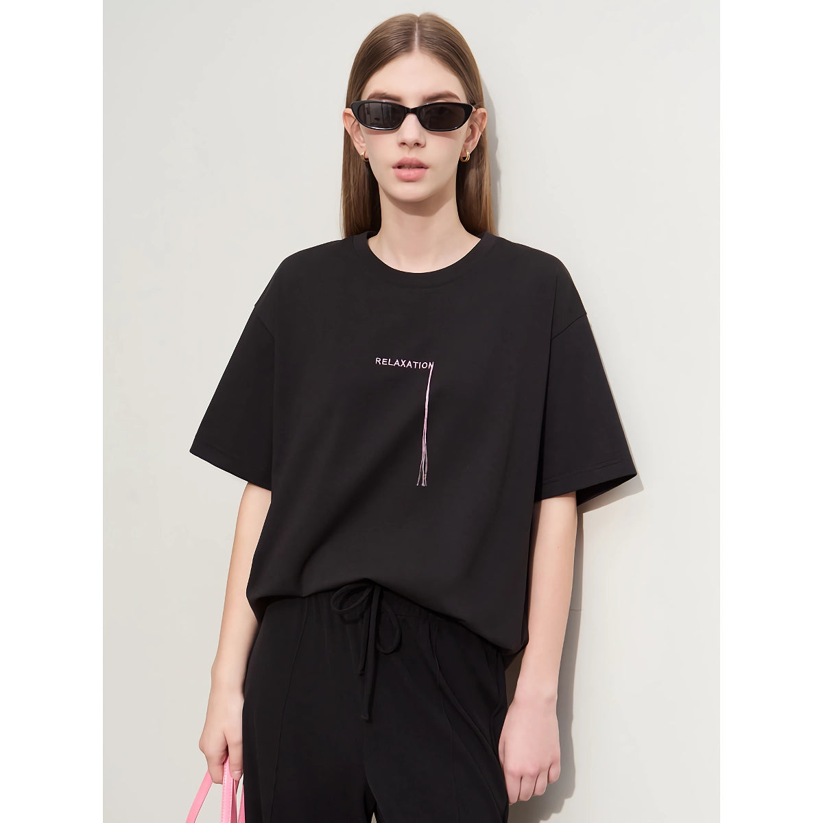Minimalistisches Damen-T-Shirt mit Quastenstickerei