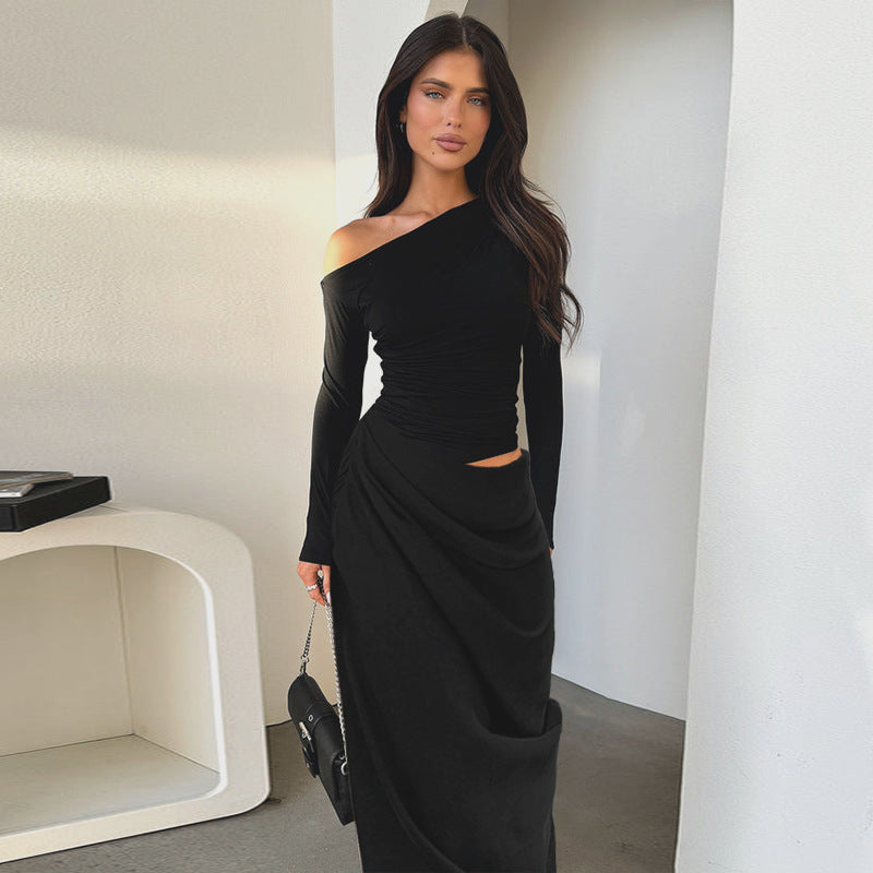 Schmal geschnittenes Plisseekleid mit schrägen Schultern und ausgehöhlten Ärmeln für Damen