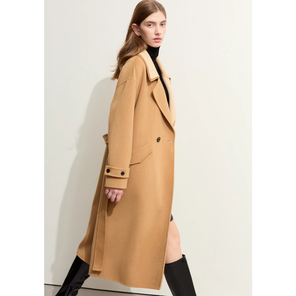 Abrigo de lana minimalista para mujer con costuras en contraste