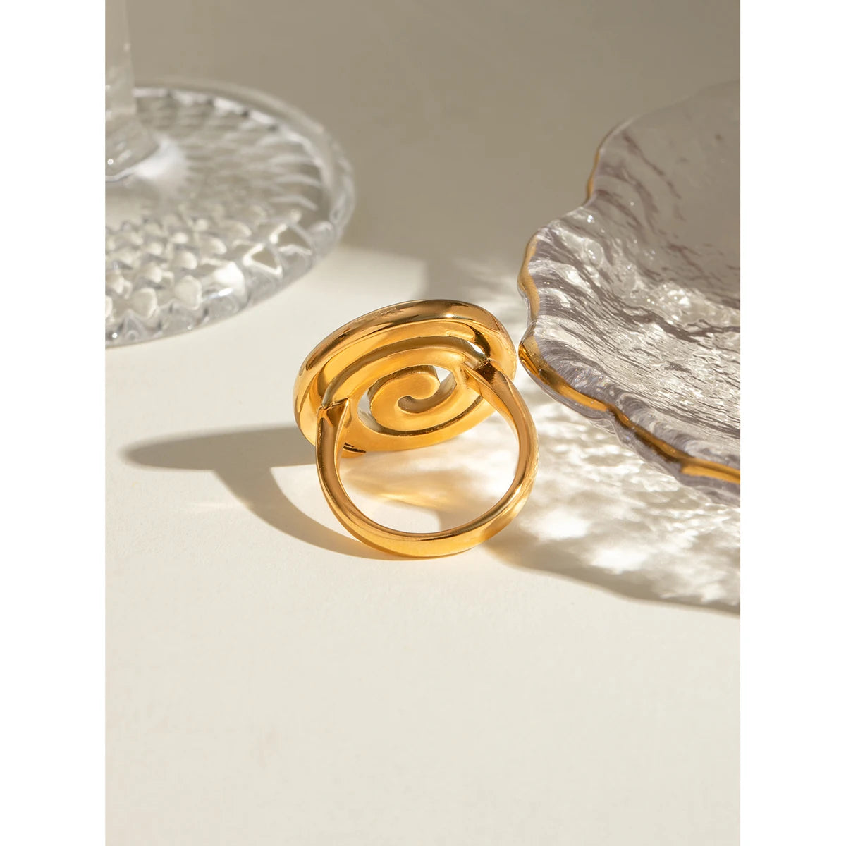 Anillo de acero inoxidable resistente al agua con diseño en espiral bañado en oro de 18 quilates