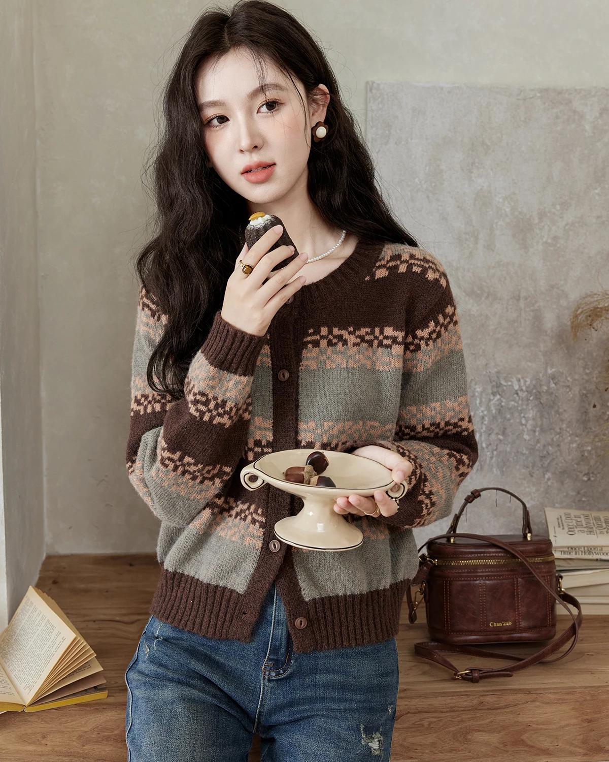 Gestreifte Strickjacke im Retro-Stil