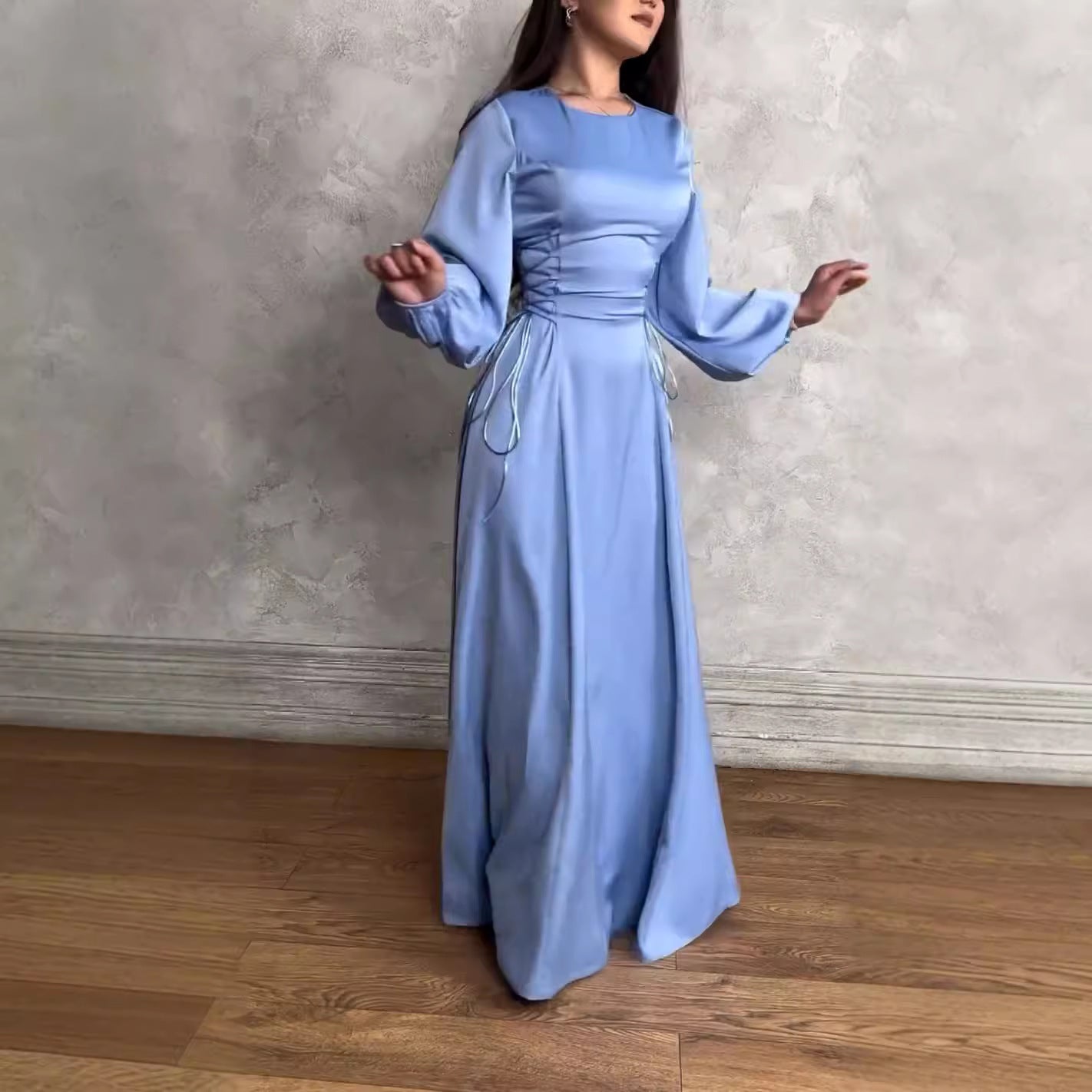 Vestido ajustado de manga larga y color liso con cuello redondo