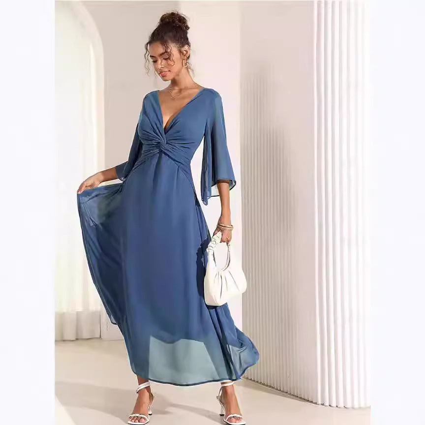 Vestido extra largo con escote en V y mangas acampanadas en color liso