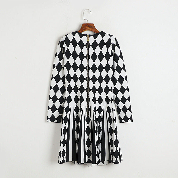 Schwarzes und weißes Plissee-Kleid mit Löwenschnalle und Rautenkaro