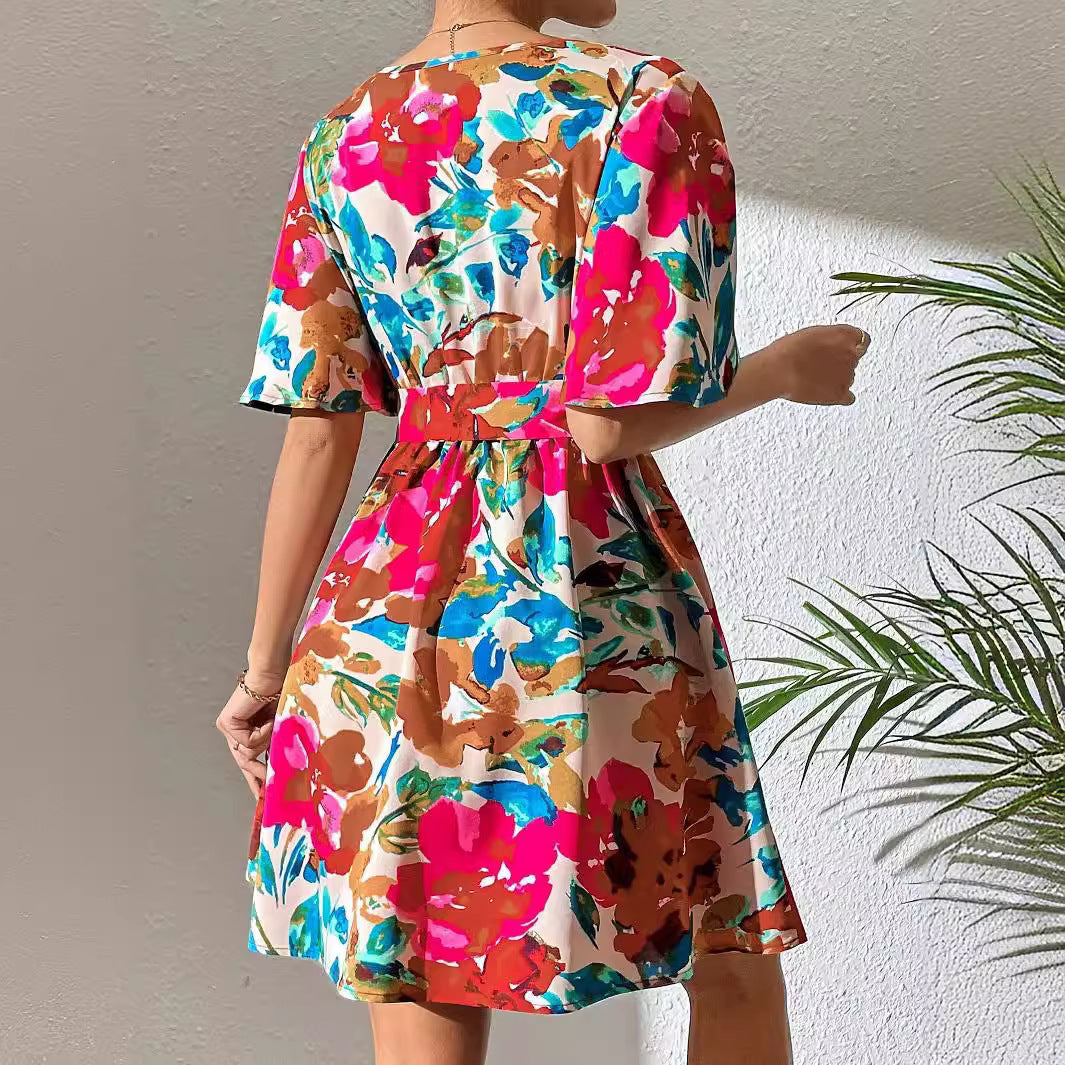 Vestido de mujer con cinturón y cuello cruzado y estampado floral
