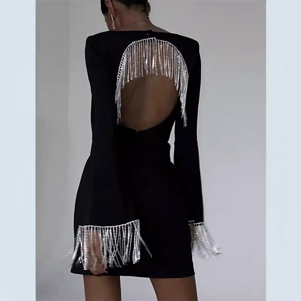 Vestido con mangas acampanadas y espalda hueca con borlas