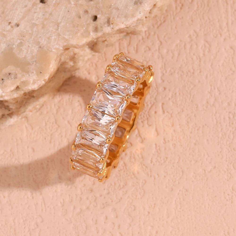 Anillo de circonita cuadrada bañado en oro de 18 quilates que no se deslustra: hipoalergénico y resistente al agua