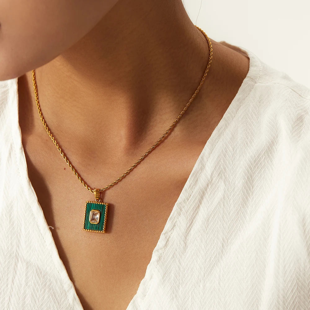 Collar con colgante de malaquita y circonita blanca cuadrada bañado en oro de 18 quilates para mujer