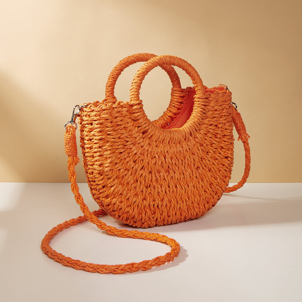 Bolso de playa para mujer tejido en paja con forma de media luna