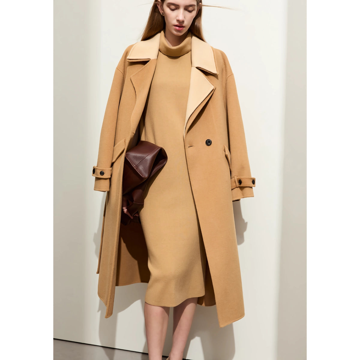Abrigo de lana minimalista para mujer con costuras en contraste