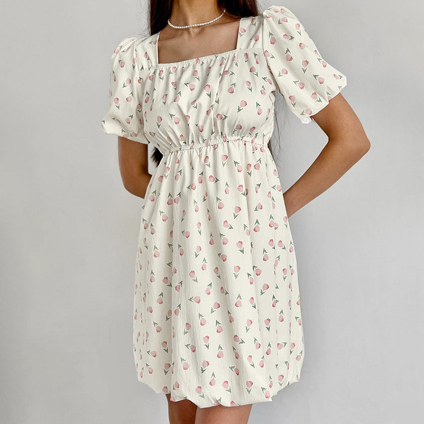 Elegantes französisches Kleid mit Blumenmuster und Puffärmeln