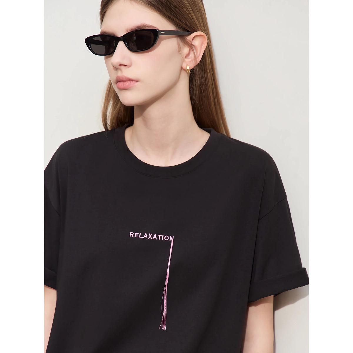 Minimalistisches Damen-T-Shirt mit Quastenstickerei