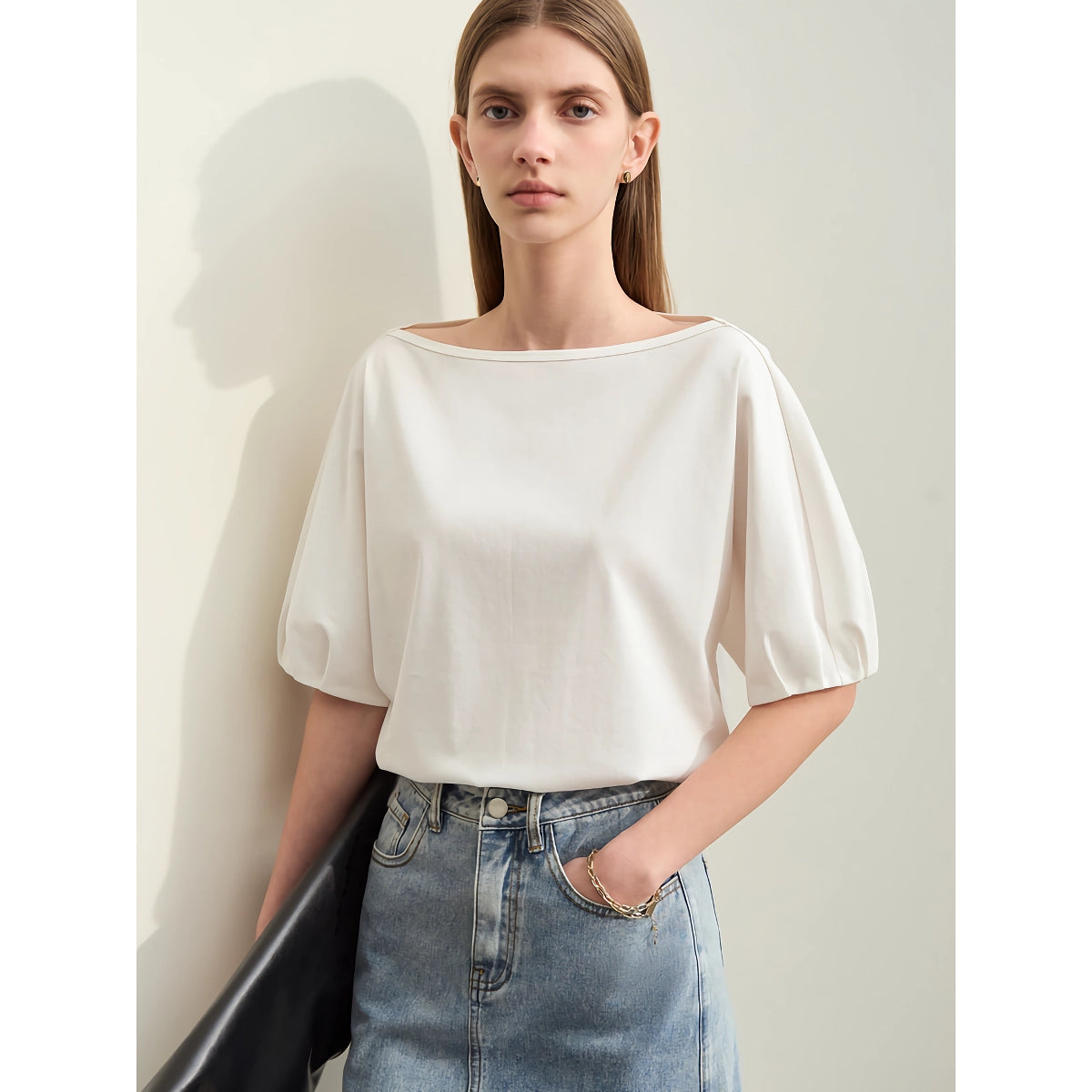 Minimalistisches Damen-T-Shirt aus Baumwolle mit Laternenärmeln