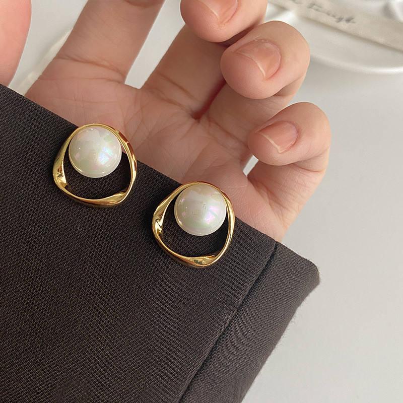 Pendientes de perla simulada de color dorado
