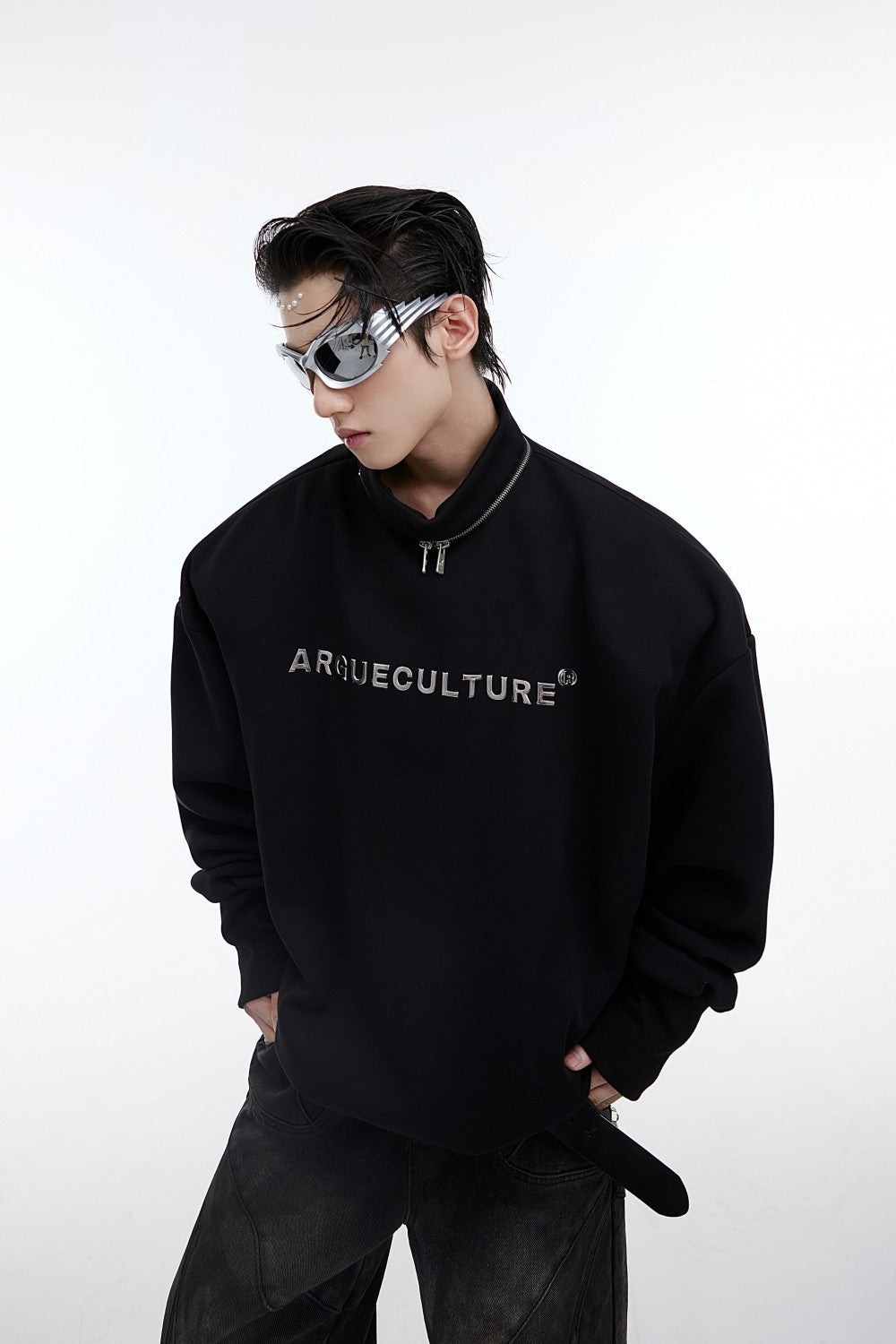 Design-inspirierter Pullover mit Stehkragen und Schulterpolstern