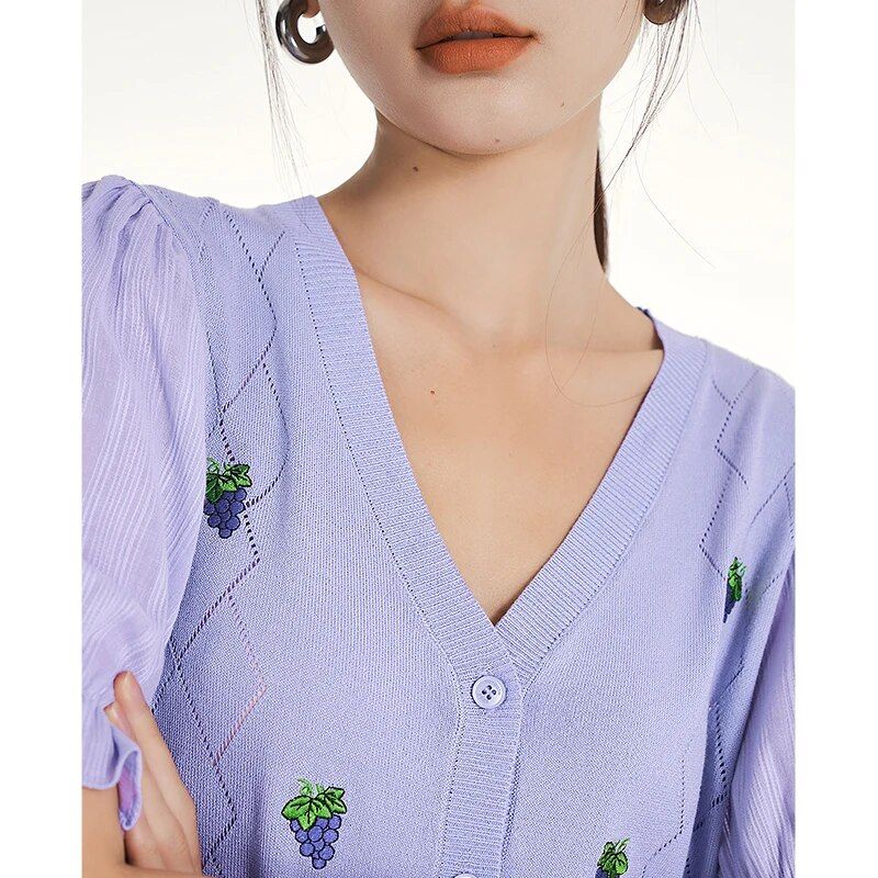 Camiseta de punto con cuello en V y manga abullonada de verano con bordado de uva