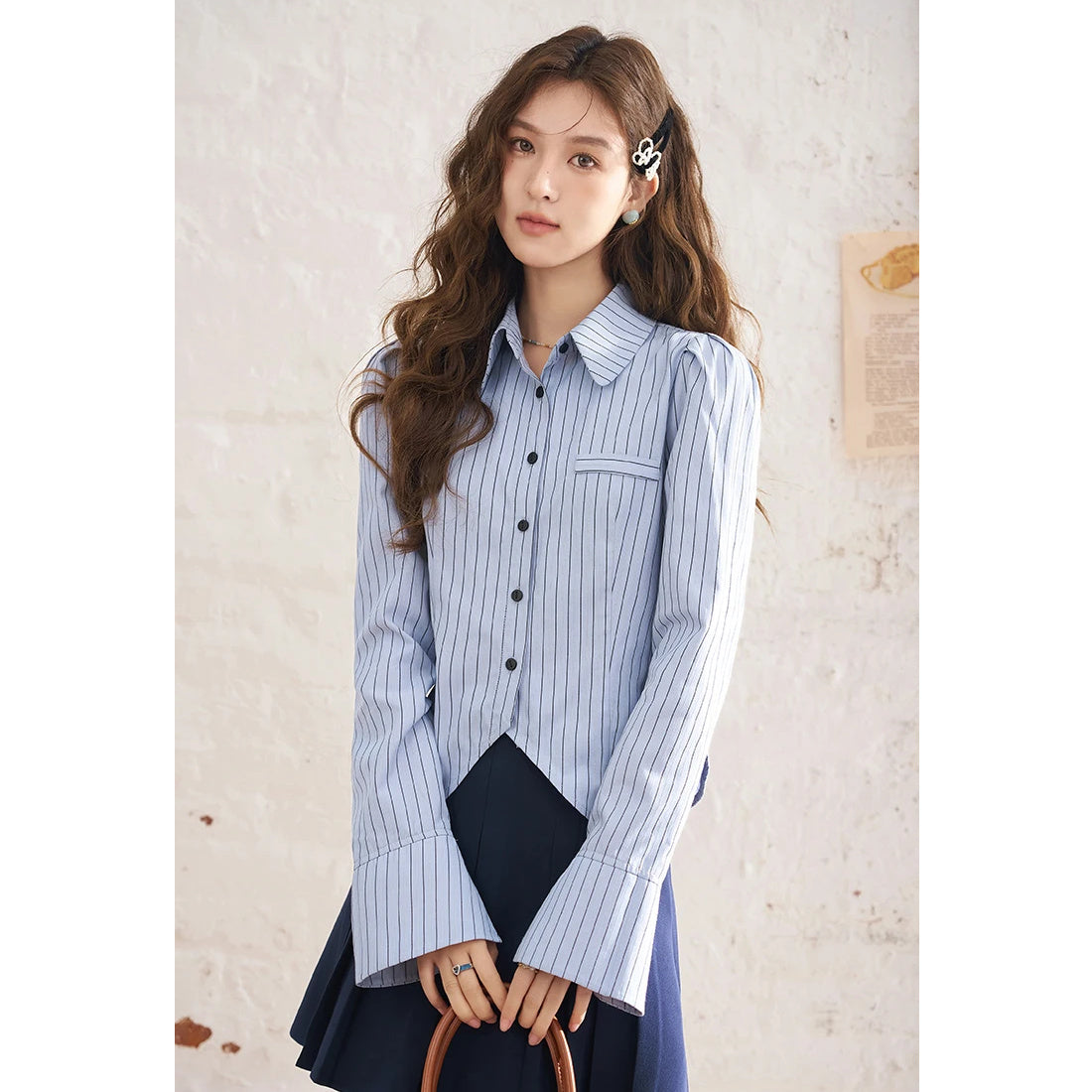 Camisa de cuello polo con mangas acampanadas y rayas irregulares