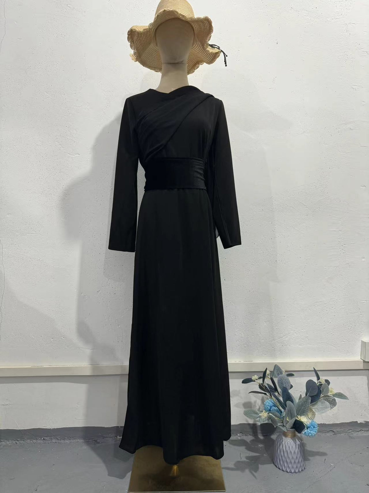 Vestido chal de terciopelo con costuras y mangas largas a la moda