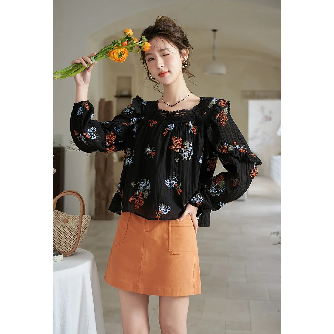 Koreanische Bluse mit Löwenzahnstickerei und quadratischem Spitzenausschnitt