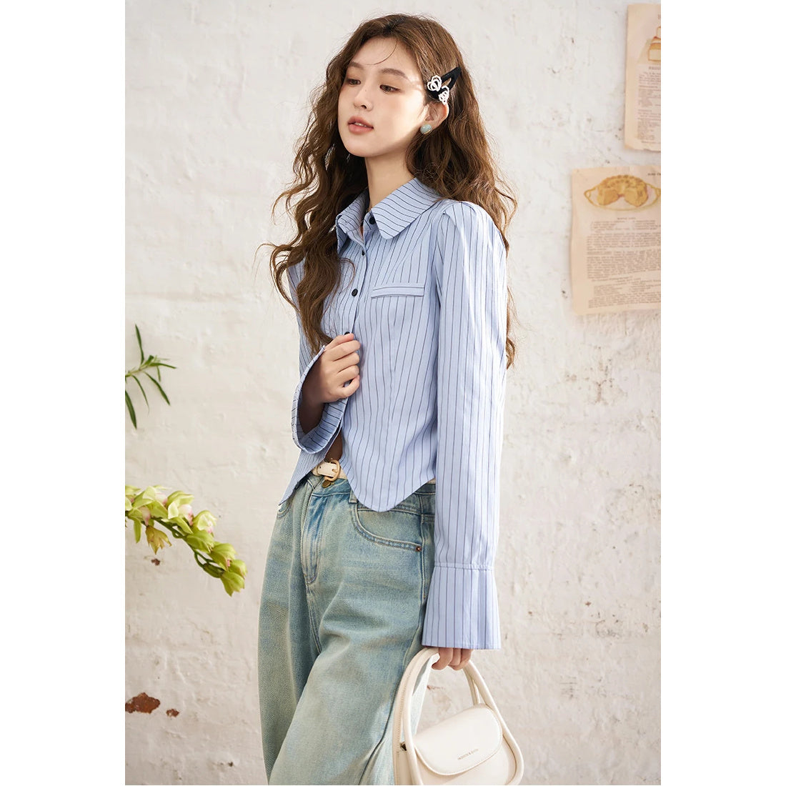 Camisa de cuello polo con mangas acampanadas y rayas irregulares