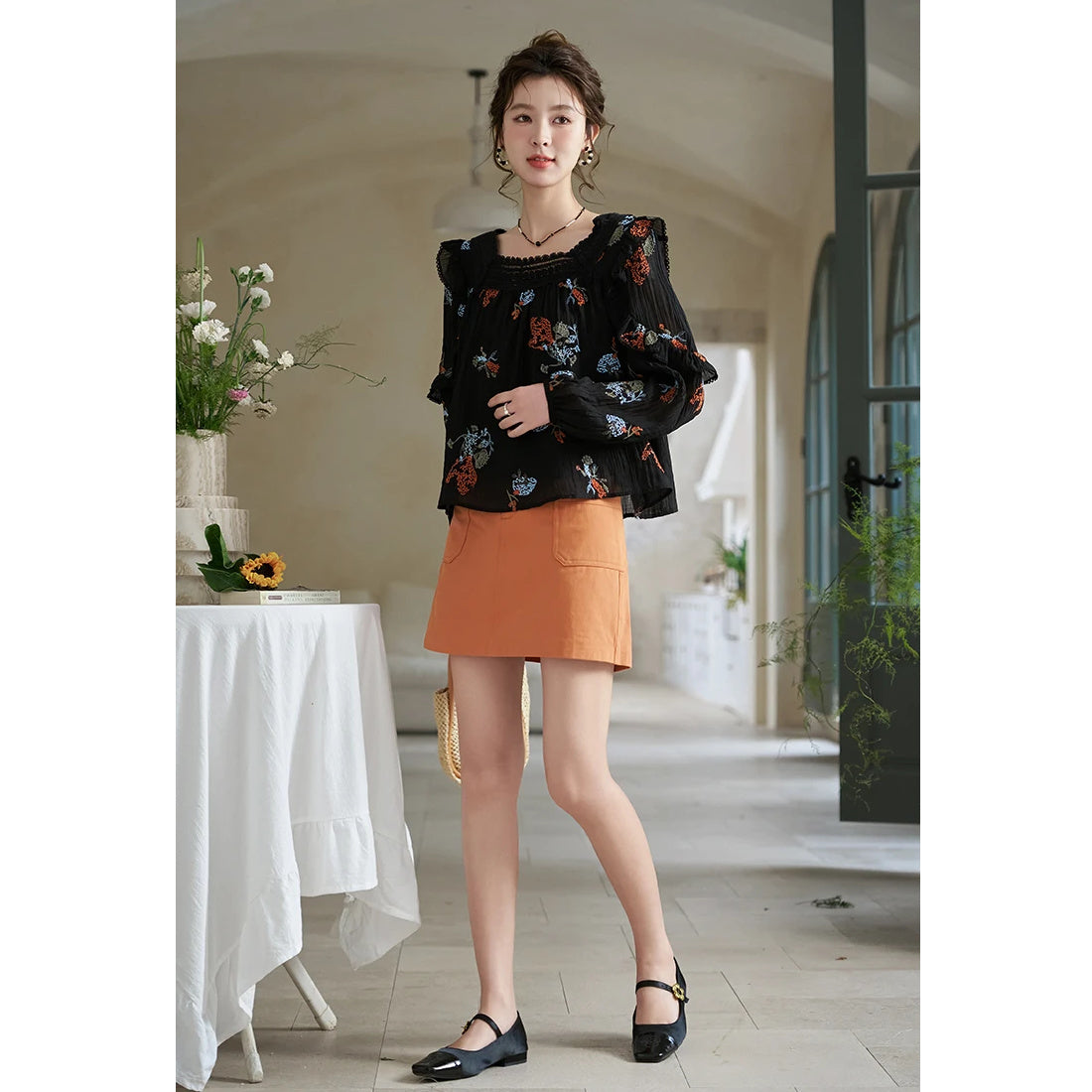 Koreanische Bluse mit Löwenzahnstickerei und quadratischem Spitzenausschnitt