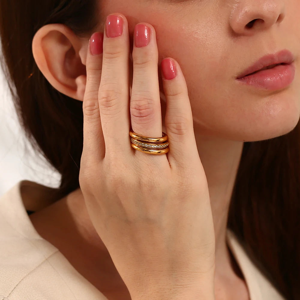 Juego de tres anillos de acero inoxidable chapado en oro hipoalergénico con circonitas