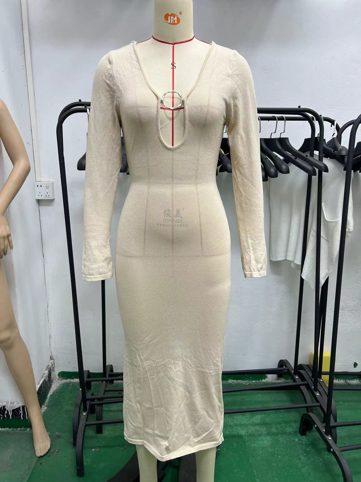 Vestido de punto con escote en V, manga larga, espalda descubierta y aro largo