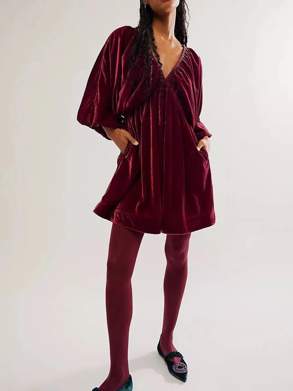 Vestido mini retro de terciopelo con escote en V y mangas abullonadas