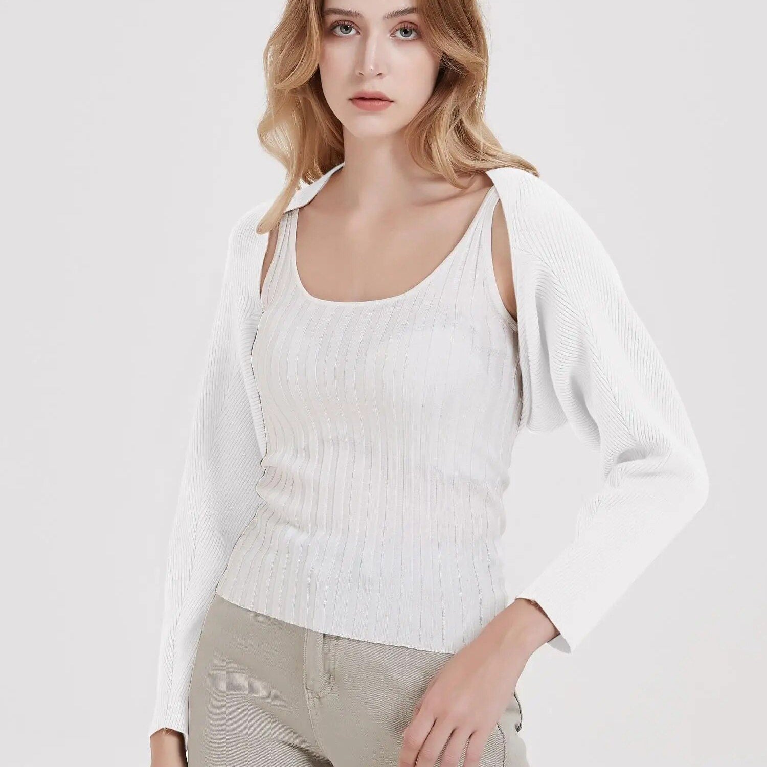 Langärmlige Strickjacke mit kurzem Oberteil