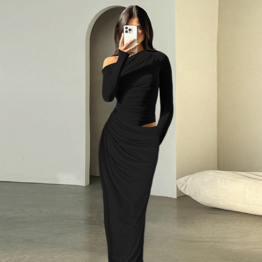 Schmal geschnittenes Plisseekleid mit schrägen Schultern und ausgehöhlten Ärmeln für Damen