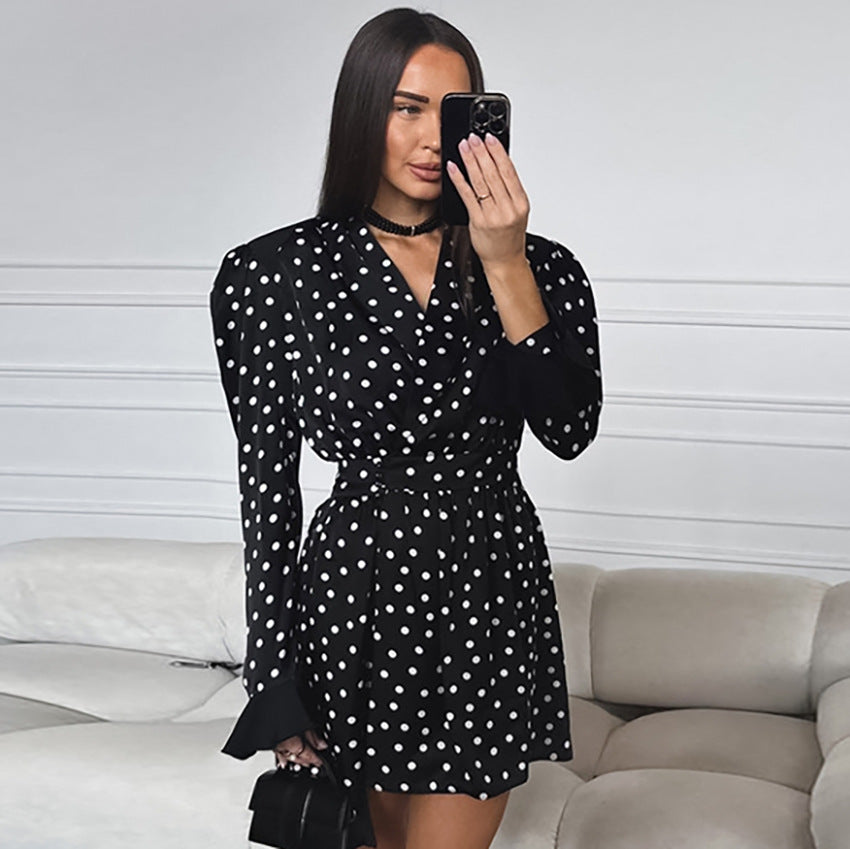 Vestido sencillo y elegante de lunares con lazo en la cintura