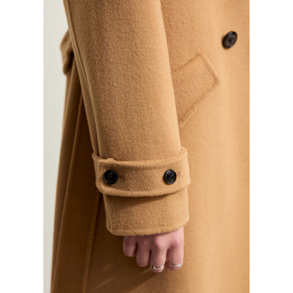 Abrigo de lana minimalista para mujer con costuras en contraste
